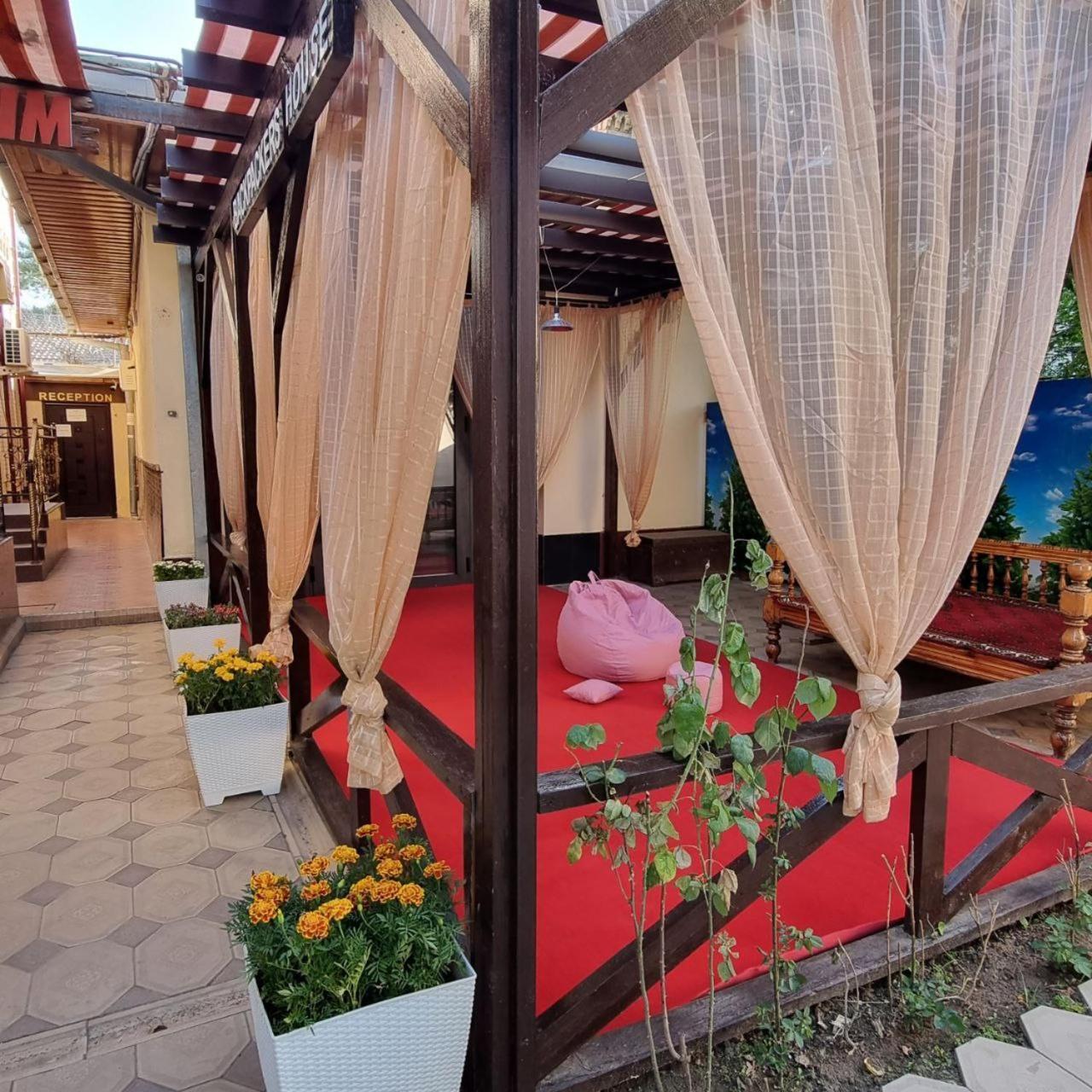 Sim Sim Hostel & Guest House Near The Church Samarkand Bagian luar foto